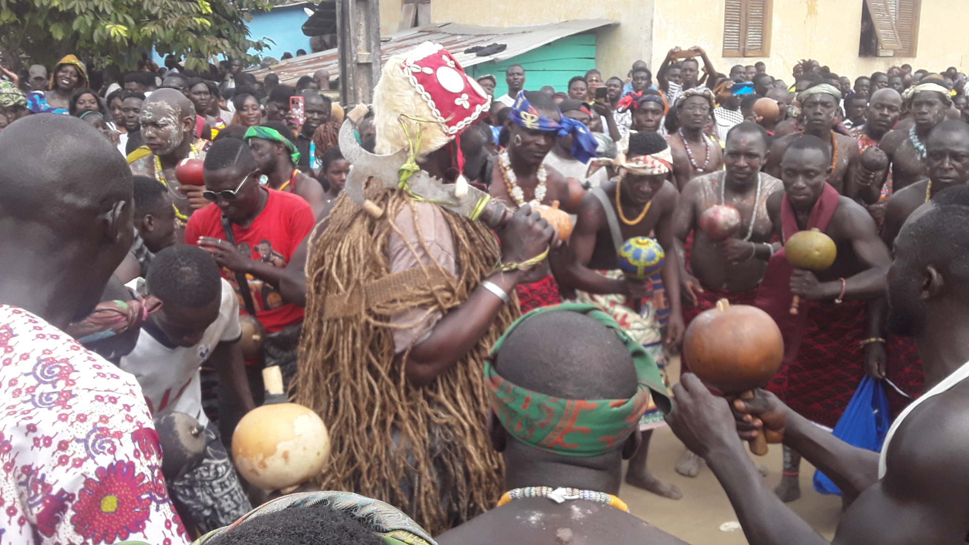c-te-d-ivoire-f-te-de-g-n-ration-les-mounan-et-leurs-guerriers-contr-lent-le-stade-d-ebimp