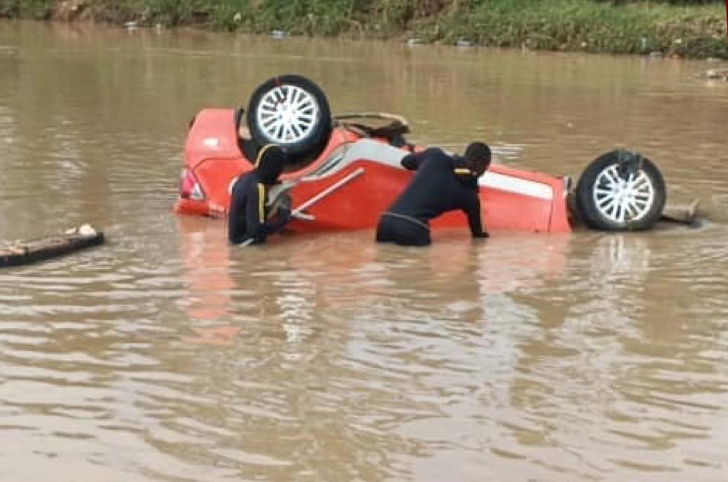 cote-divoire-yopougon-un-taxi-emporte-par-les-eaux-un-corps-sans-vie-repeche.jpg