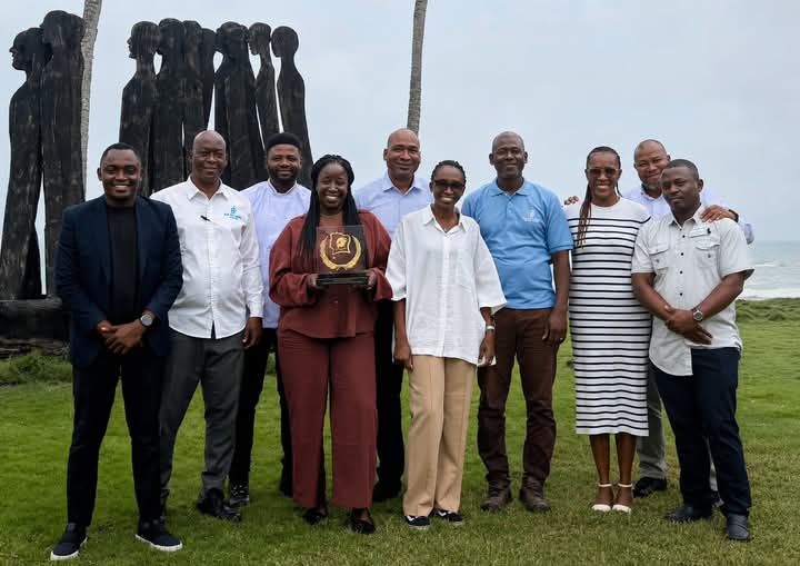 grand-bereby-sacre-au-prix-national-dexcellence-la-patronne-de-la-baie-des-sirenes-reconnaissante-au-president-ouattara.jpg