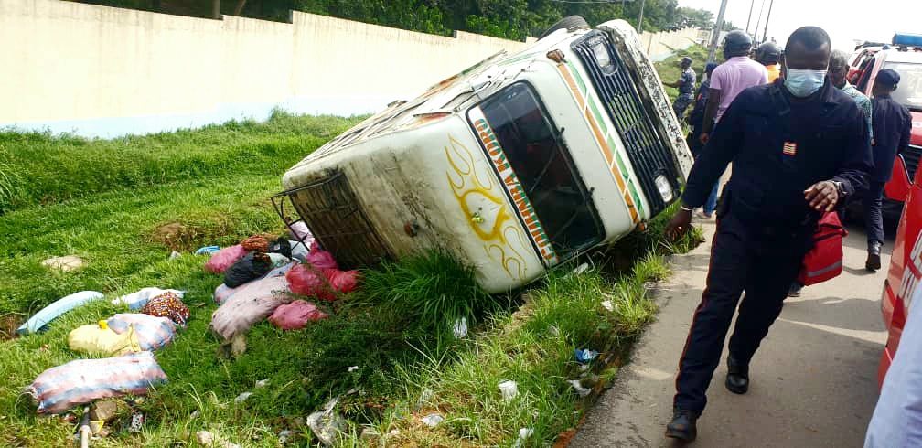 Abidjan / Un mini car de transport se renverse dans un ravin à l’Ecole de Police