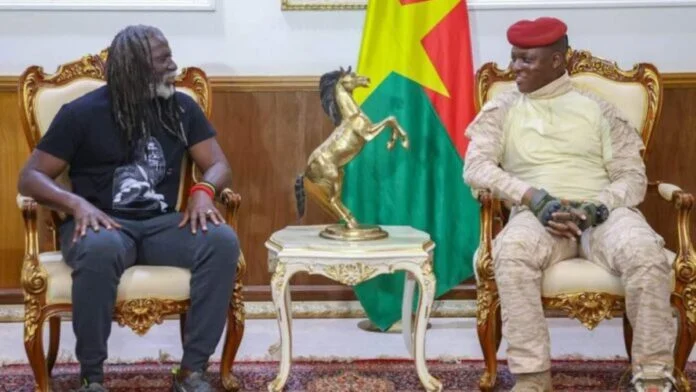 Burkina Faso : Tiken Jah Fakoly apporte son soutien à l’action du capitaine Traoré