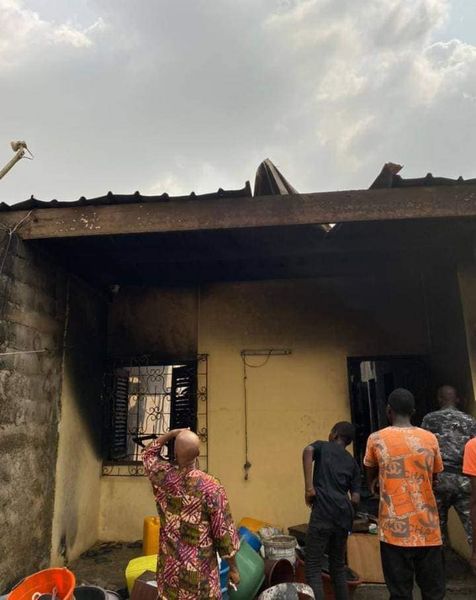 Côte d’Ivoire / Abobo : En désaccord avec son géniteur : Un jeune incendie la maison de son père et prend la fuite