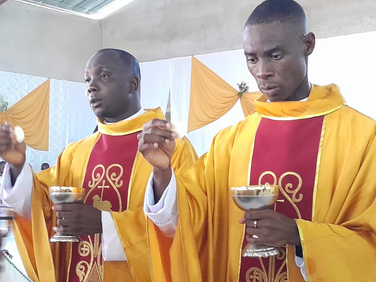 Côte d’Ivoire / Divo : Deux nouveaux prêtres ordonnés pour l’Archidiocèse de Gagnoa