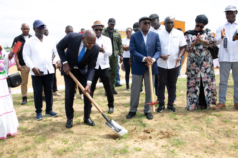 Côte d’Ivoire : Koffi N’guessan et Adjé Silas lancent les travaux du terrain de sport du Lycée technique et professionnel d’Ebimpé