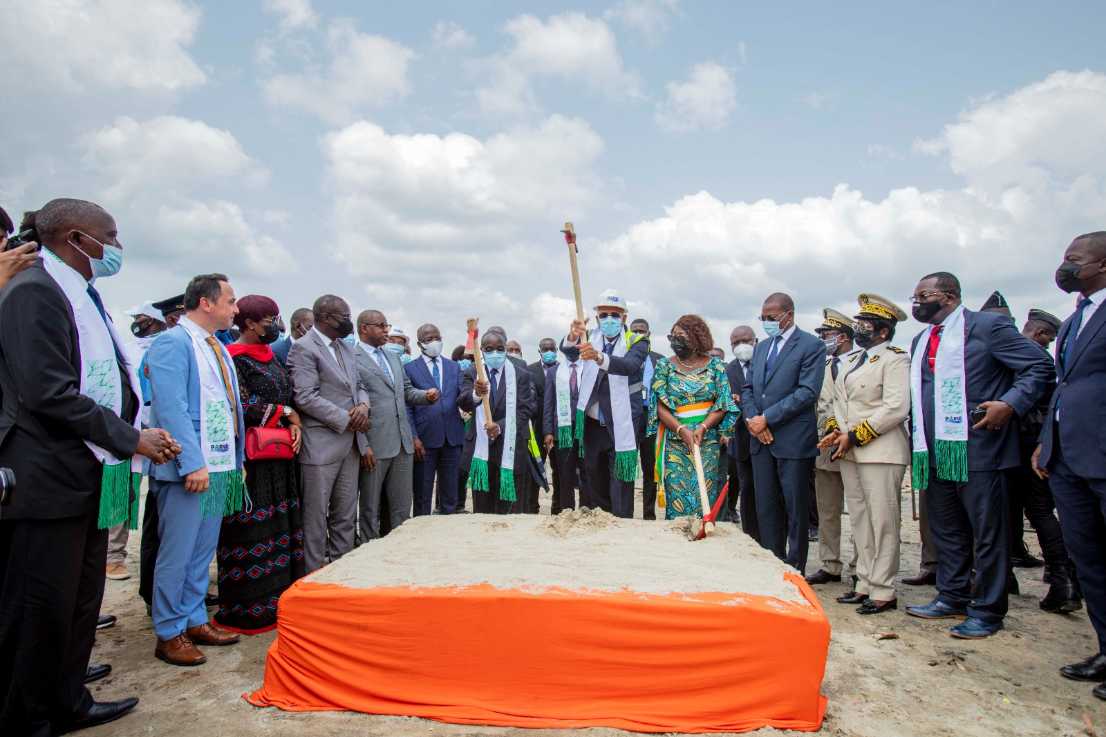 Côte d’Ivoire / Patrick Achi lance les travaux de drainage pour éviter les inondations dans le district d’Abi¬djan
