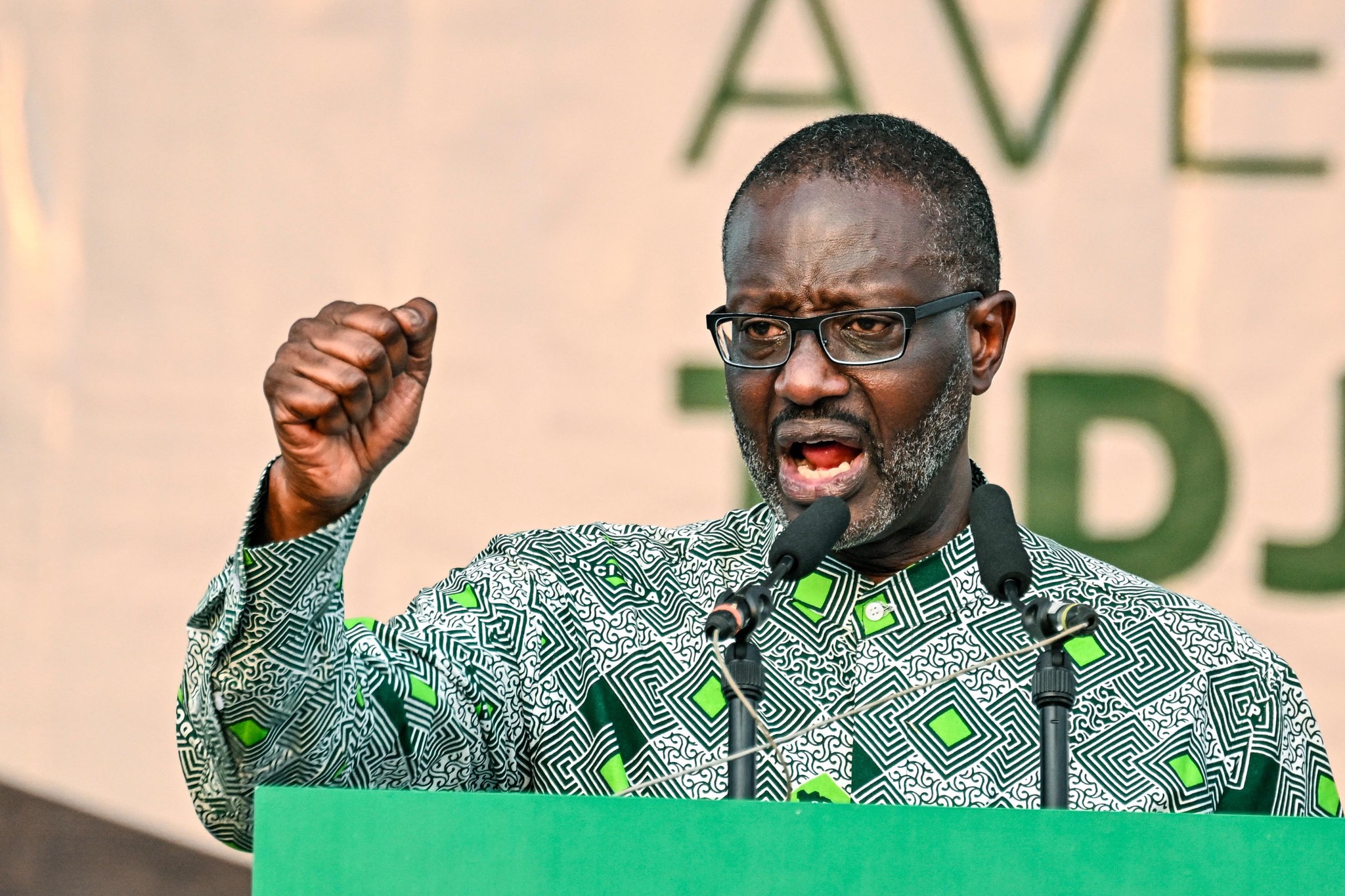 Côte d’Ivoire-Présidentielle 2025 : Thiam recrute deux Américains et vend une résidence