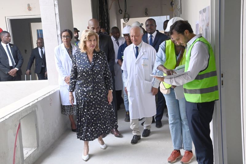 Hôpital mère-enfant de Bingerville : Dominique Ouattara visite le chantier de l’aile de chirurgie cardiaque pédiatrique