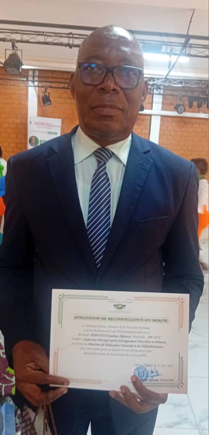 Méagui : L’inspecteur principal, Alphonse Yobouet, honoré pour 34 ans d’engagement