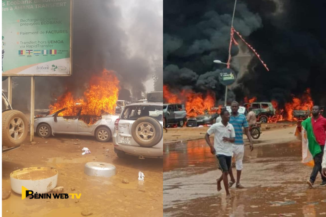 Niger : Le siège du parti de Mohamed Bazoum attaqué, des voitures incendiées, les locaux saccagés et pillés