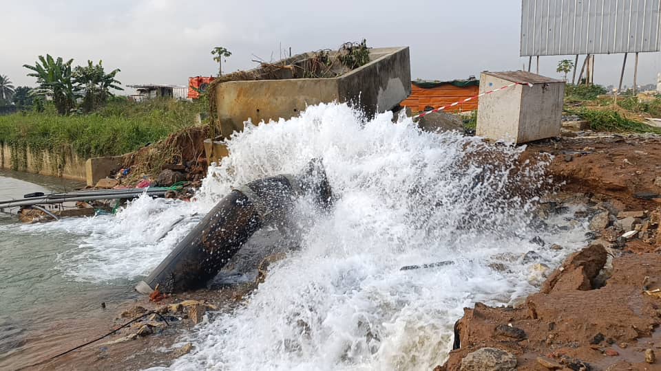 Perturbations du réseau d'eau potable à la Riviera : La Sodeci fait face à une nouvelle casse causée une par une entreprise de travaux publics