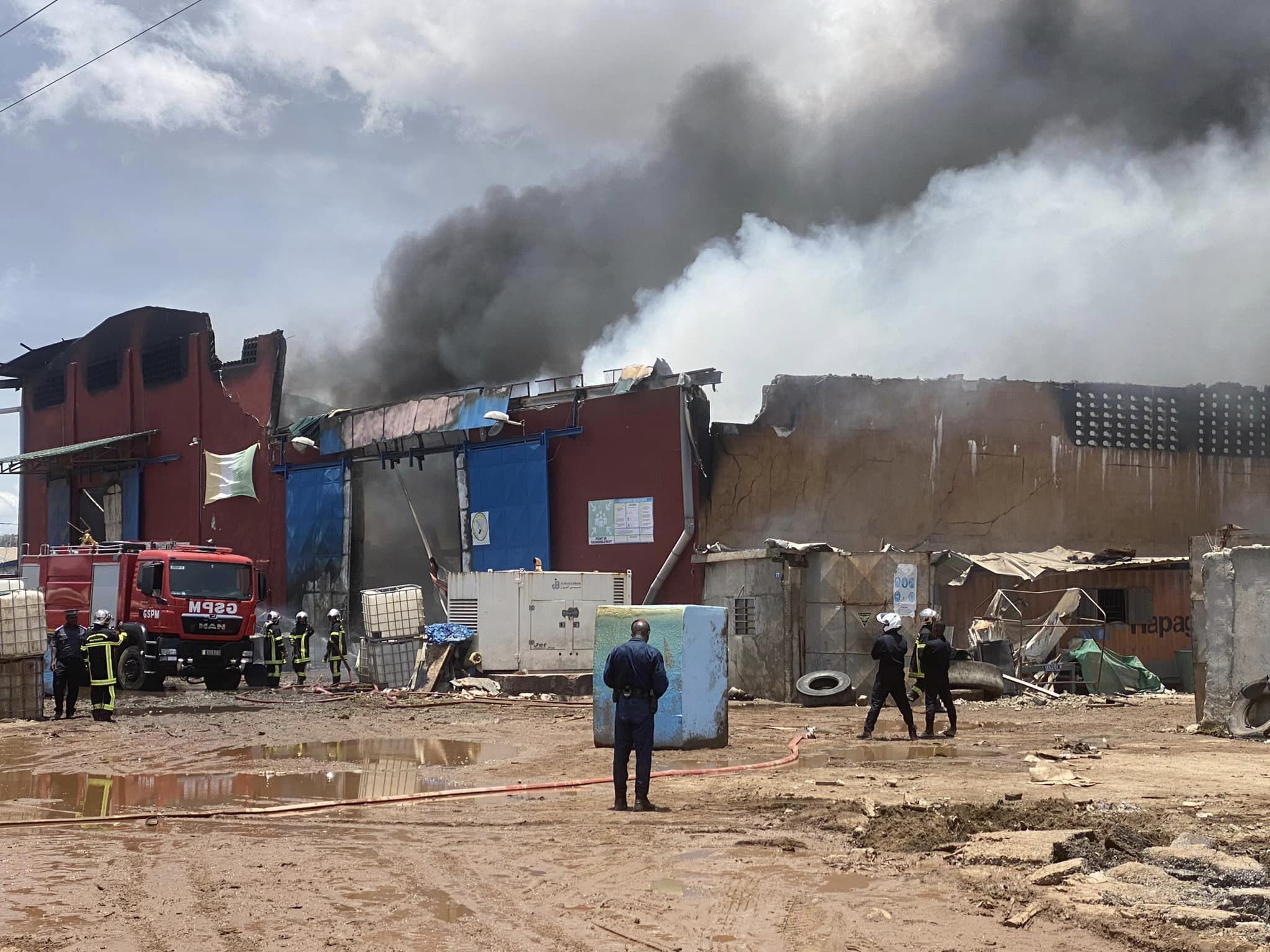Port-Bouët : Une usine de matelas prend feu : Le maire Emmou Sylvestre sur les lieux