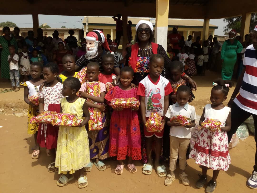 Région de la Mé : L’ancien ministre Jean-Luc Assi et l’Union des associations caritatives gâtent les enfants en cadeaux